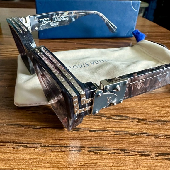 1.1 millionares glasses 2024 in grey. No flaws - Picture 3 of 4